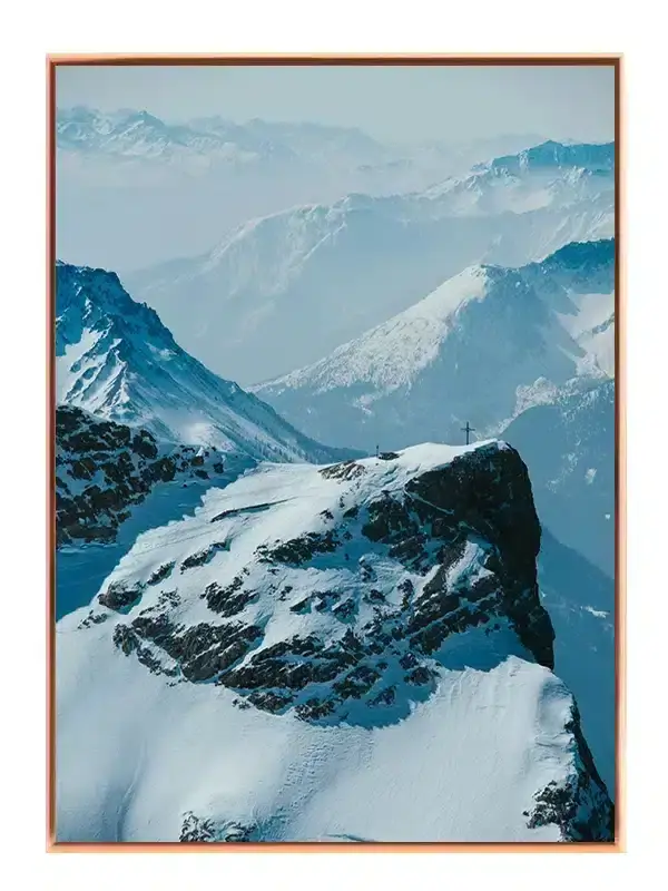 Sneklædt Bjergtop Med Kors Plakat
