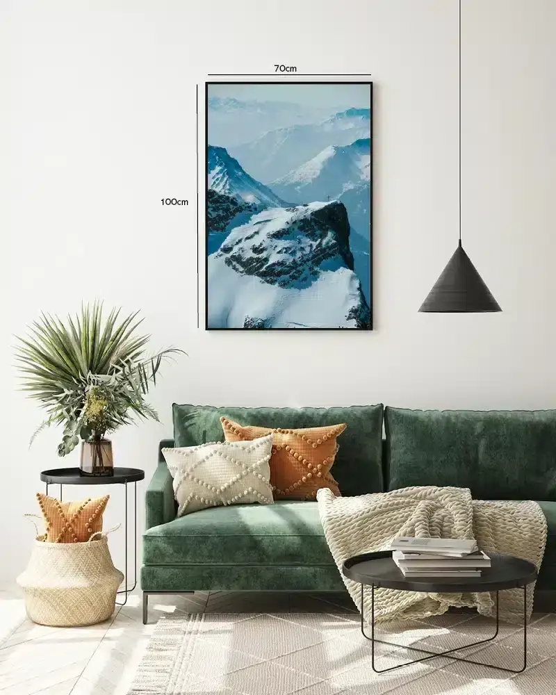 Sneklædt Bjergtop Med Kors Plakat