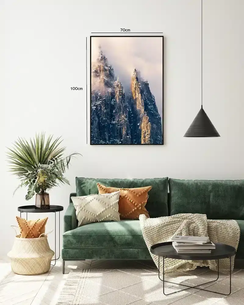 Sneklædte Klippetinder i Tåge Plakat