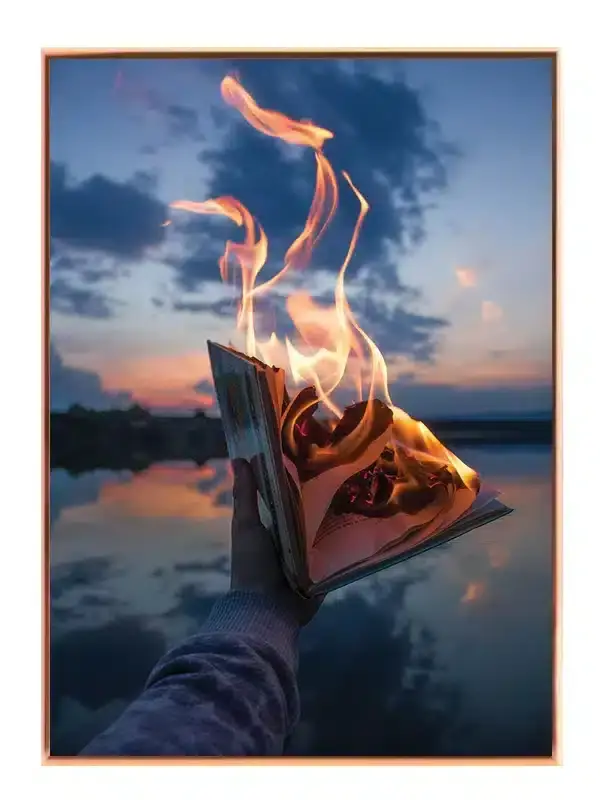 Bog i Flammer ved Skumring Plakat