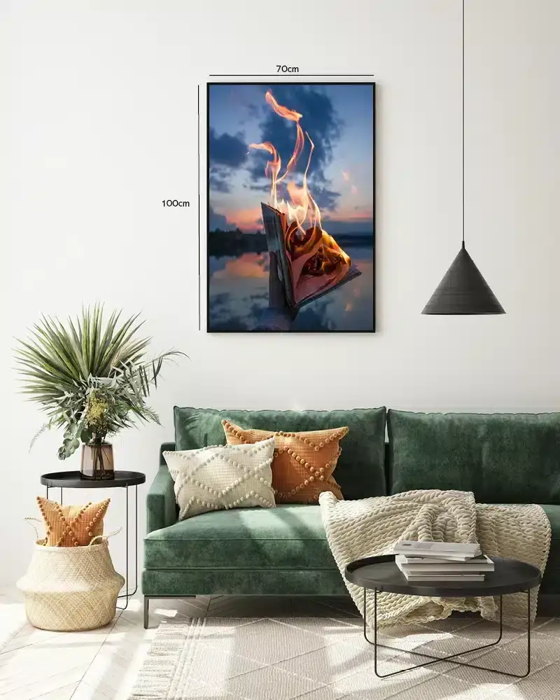 Bog i Flammer ved Skumring Plakat