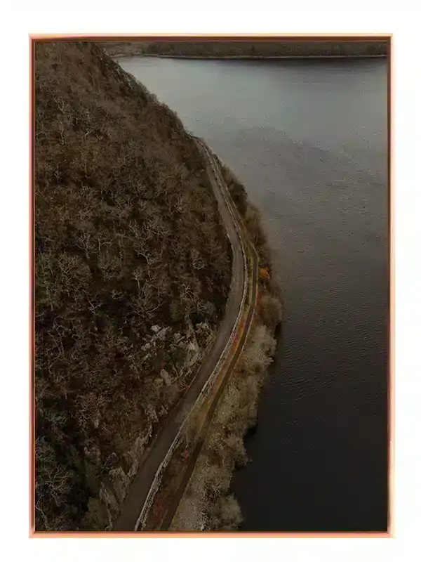 Slingrende Vej Ved Sø Plakat