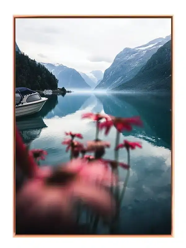 Bjergsøens Spejlblanke Ro Plakat