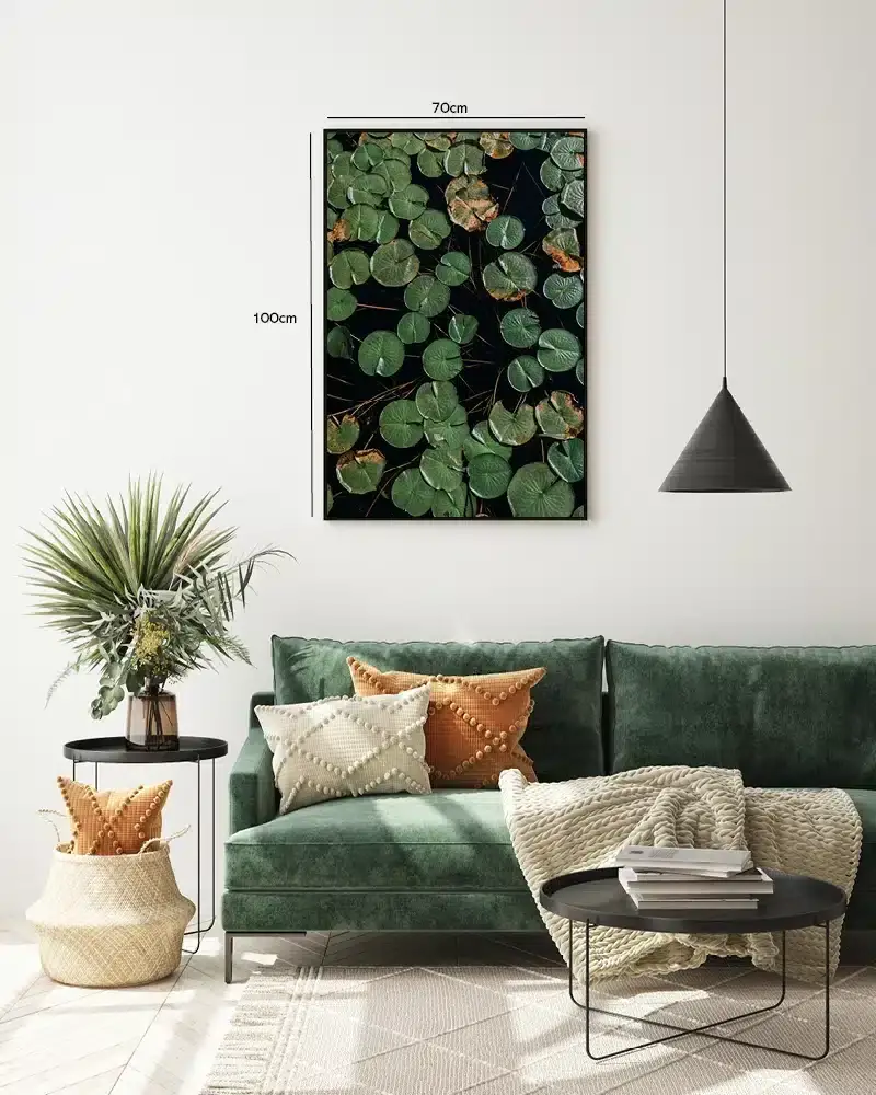 Åkandeblade i Mørkt Vand Plakat