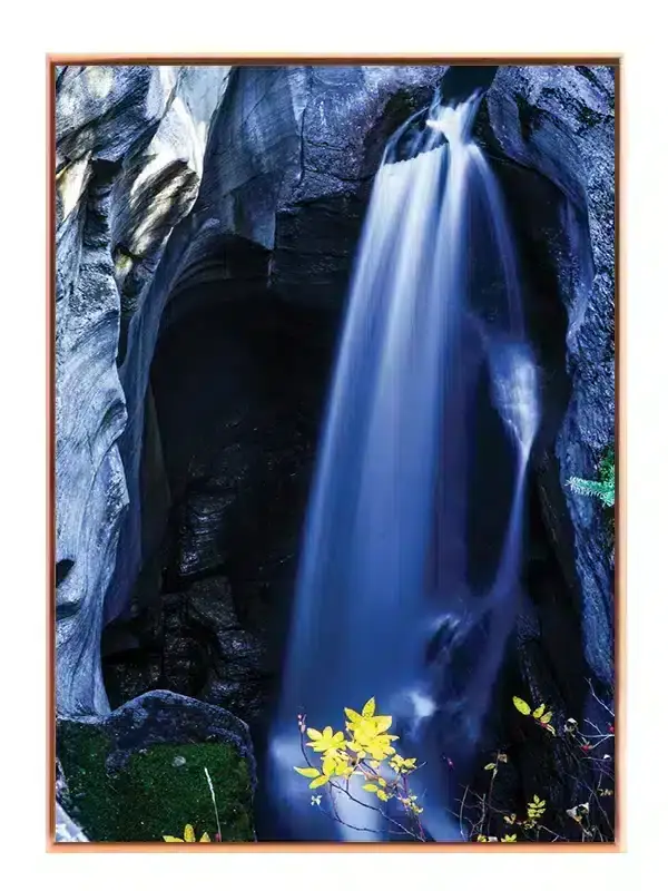 Blåt Vandfald i Klippehul Plakat