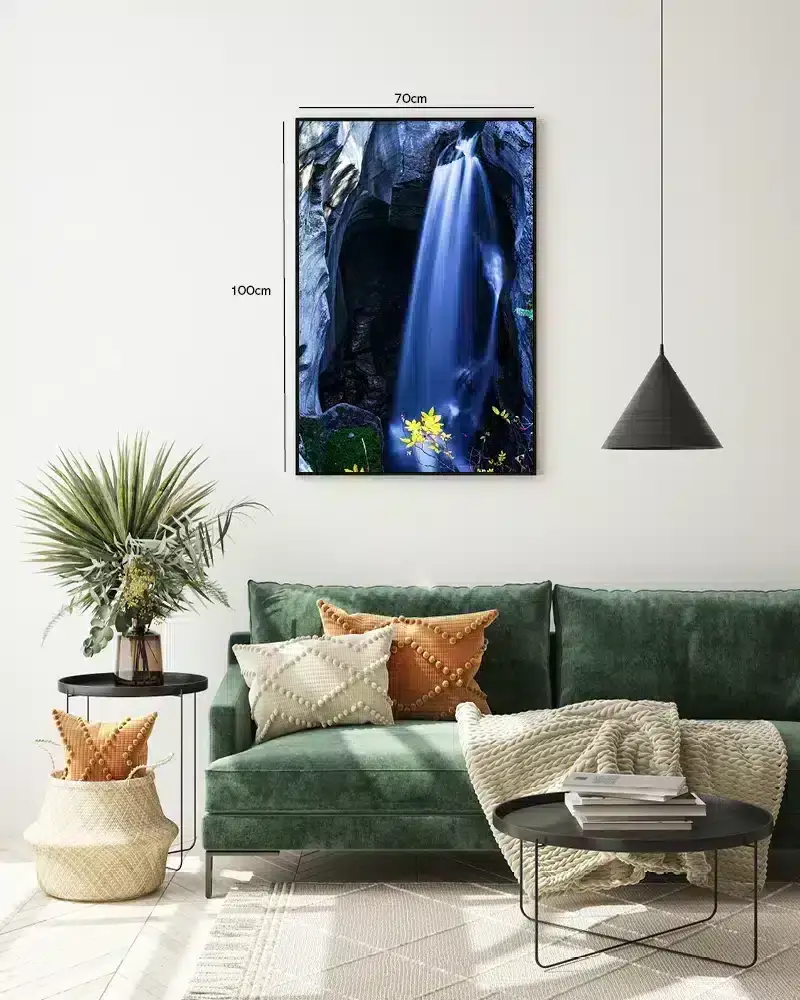 Blåt Vandfald i Klippehul Plakat
