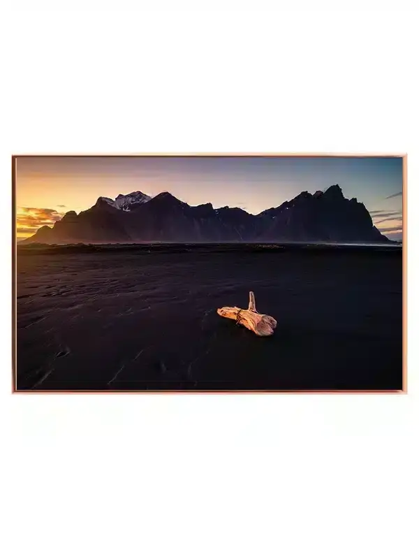 Sort Strand Ved Bjerglandskab Plakat