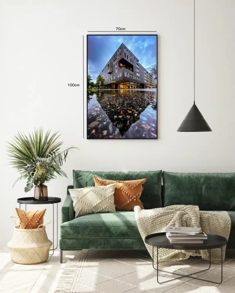 Moderne Hjørnebygning med Spejling