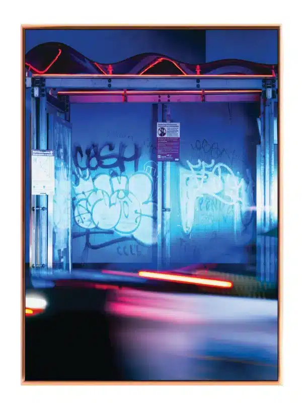 Neonlys ved Graffiti Busstoppested