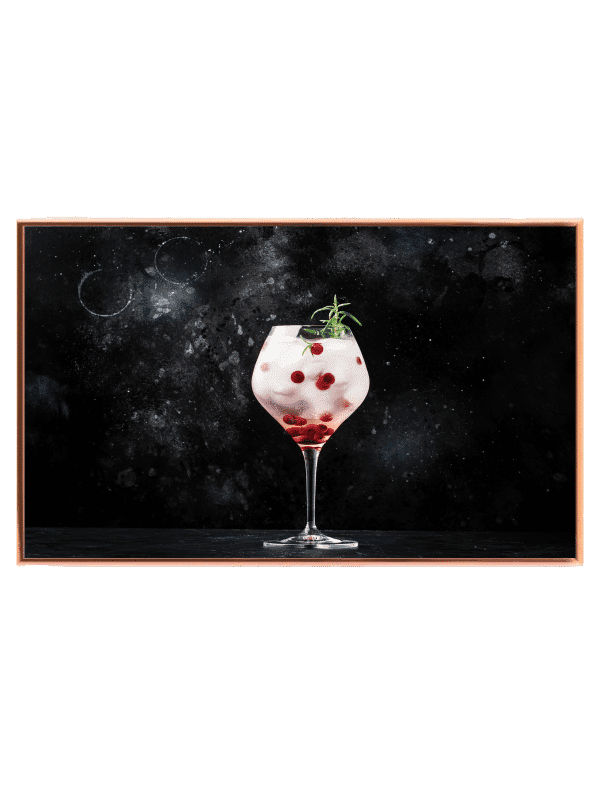Cocktailglas bær isterninger med mørk baggrund