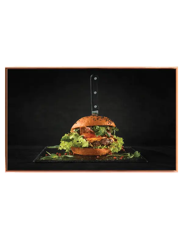 Burger kniv skærebræt med mørk baggrund