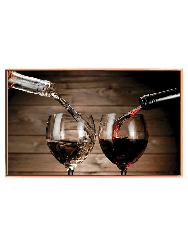 Vinglas vinflasker vin med refleksioner træbaggrund