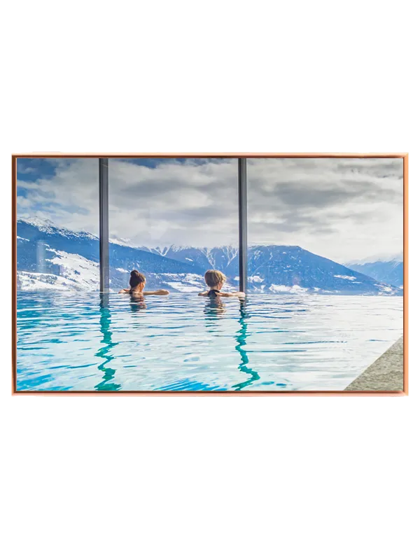 Infinitypool bjerge personer vinduer med refleksioner