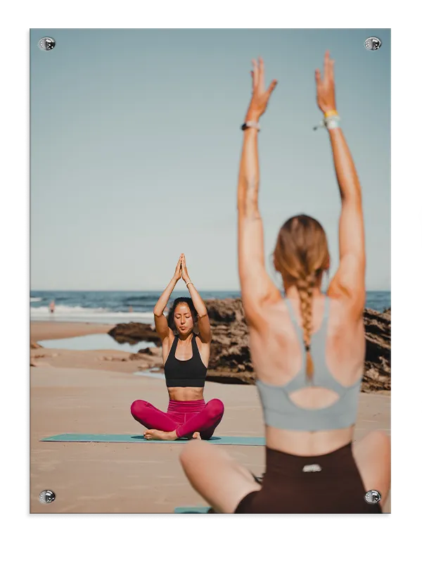 Yoga På Strand Ved Havet