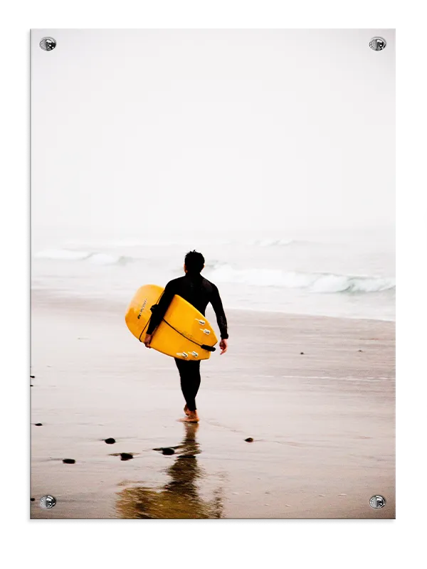 Surfer med Gul Bræt