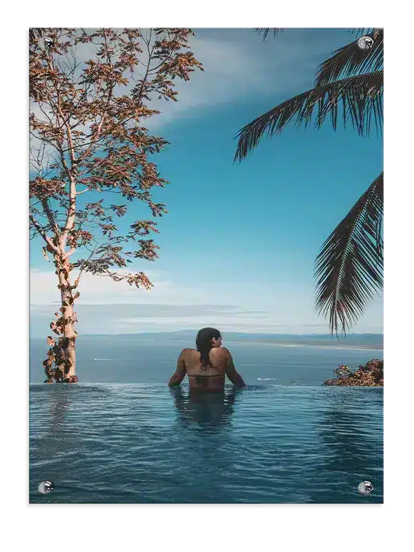 Kvinde ved Infinity Pool Udsigt