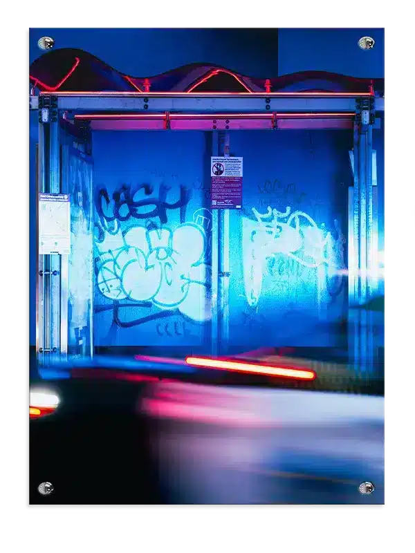 Neonlys ved Graffiti Busstoppested