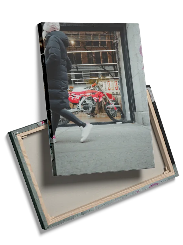 Rød Crosser i Butiksvindue