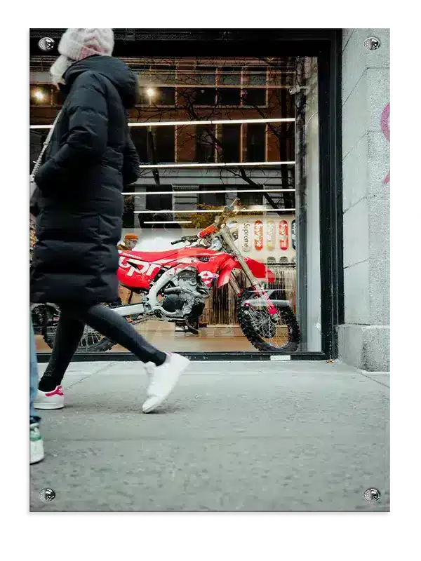 Rød Crosser i Butiksvindue