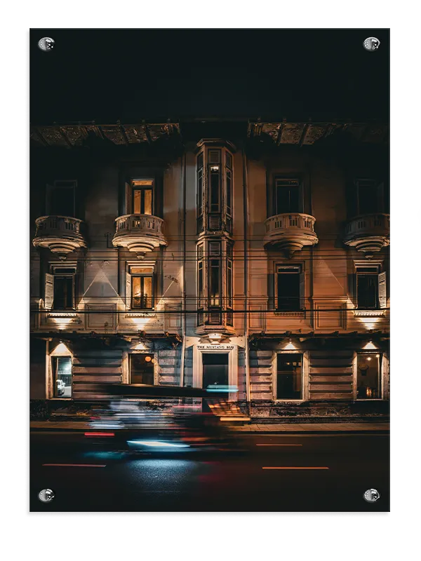 Lysstriber Foran Klassisk Facade