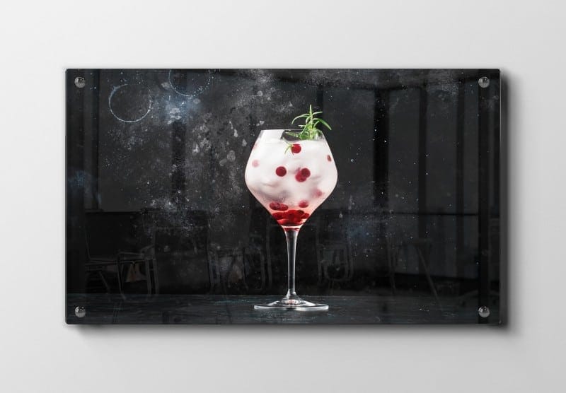 Cocktailglas bær isterninger med mørk baggrund