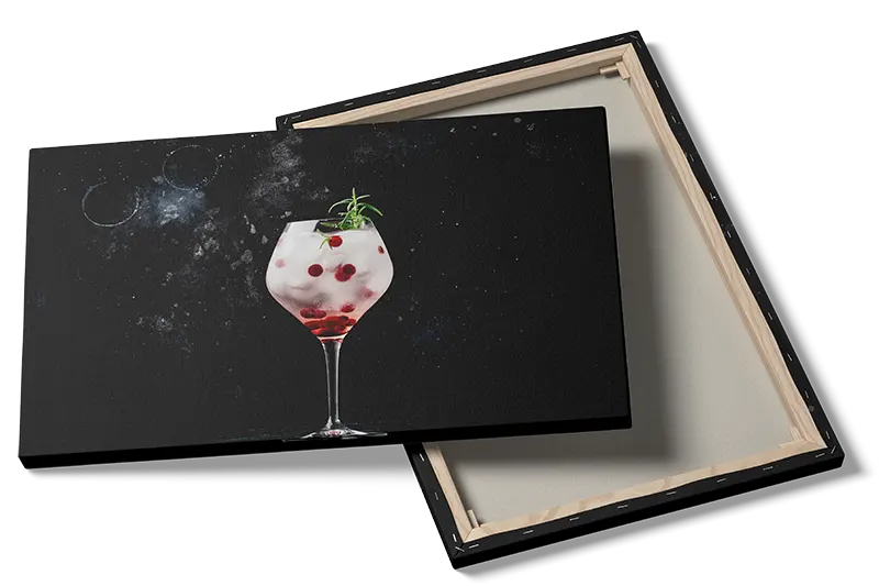 Cocktailglas bær isterninger med mørk baggrund