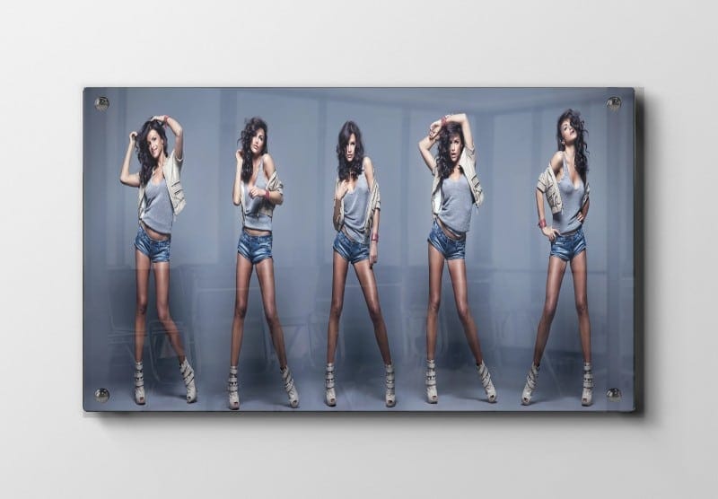 Kvinde modefoto posering med collage baggrund