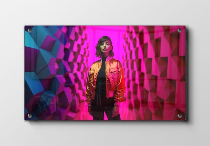 Kvinde korridor vægge med neonlys geometri