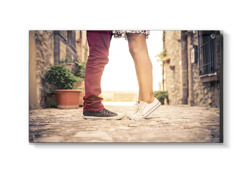 Par ben sneakers med brosten gade