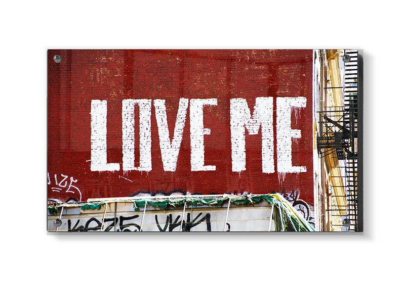 Mursten tekst facade med typografi graffiti