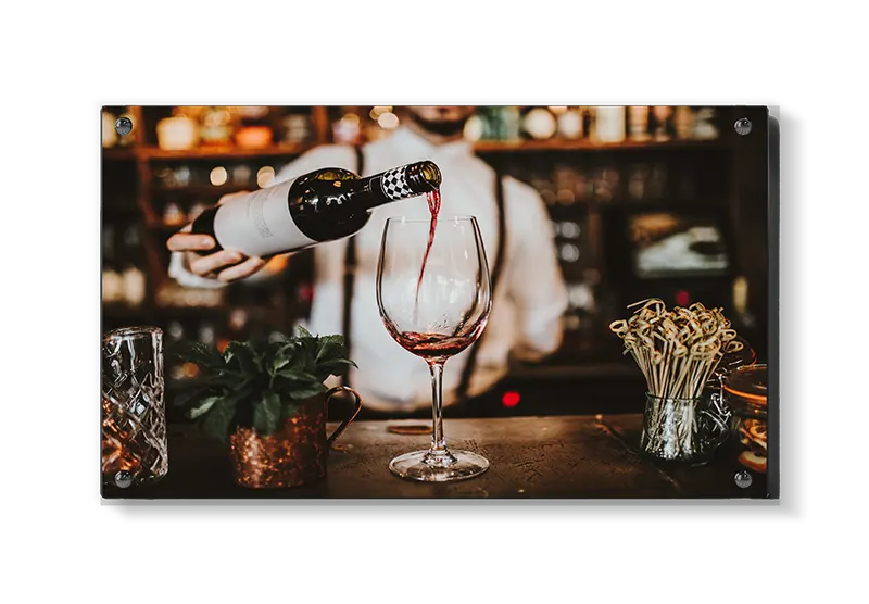 Vinflaske vinglas bartender med bar bokeh