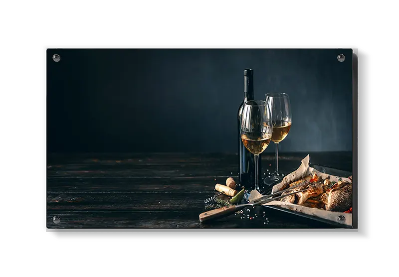 Vinflaske vinglas ost brød med stilleben