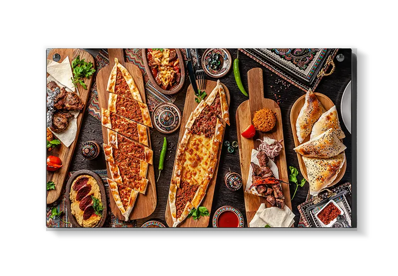 Fladbrød grillspyd dips med serveringsbrætter krydderier