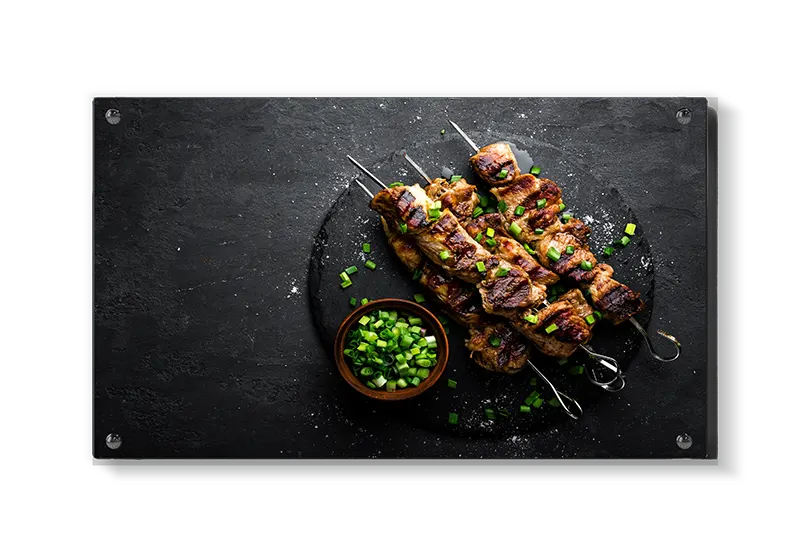 Grillspyd kød skål med mørk baggrund
