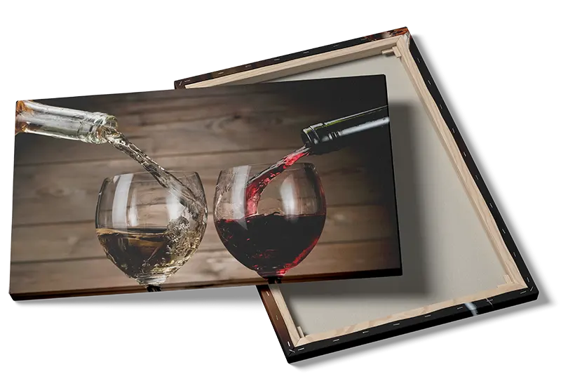 Vinglas vinflasker vin med refleksioner træbaggrund