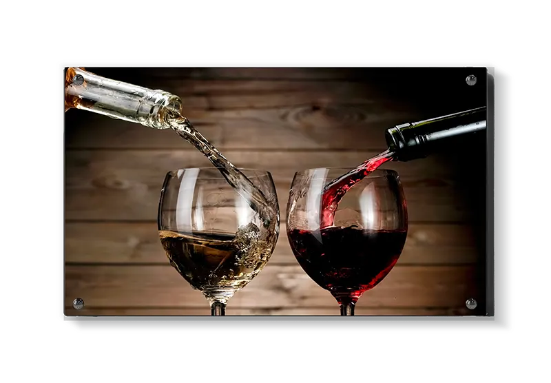 Vinglas vinflasker vin med refleksioner træbaggrund
