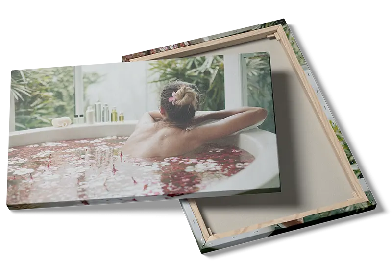 Kvinde badekar blomsterblade med vindue flasker