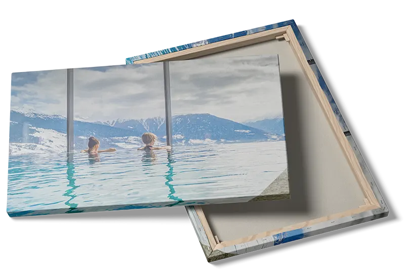 Infinitypool bjerge personer vinduer med refleksioner