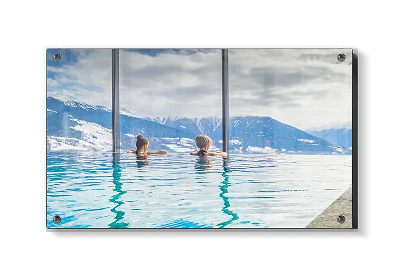 Infinitypool bjerge personer vinduer med refleksioner
