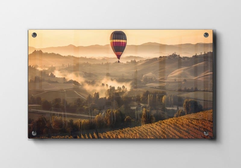 Varmluftballon Over Morgenlandskab Plakat