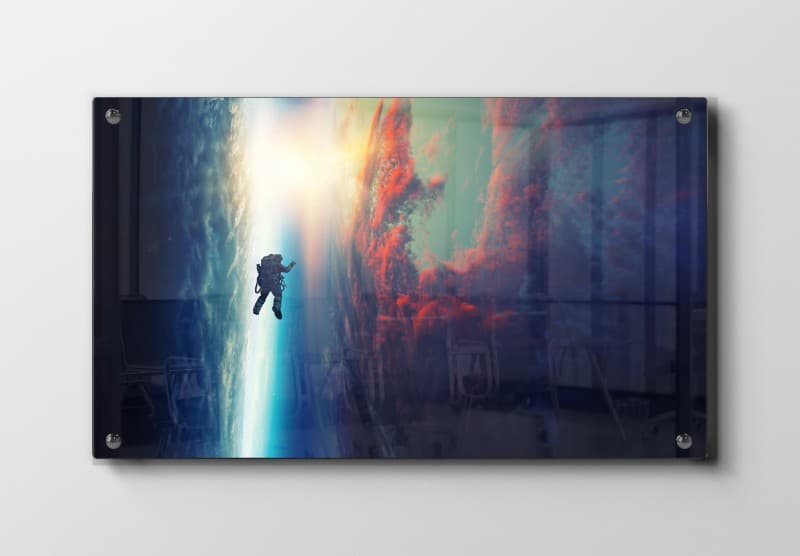 Astronaut Over Glødende Planet