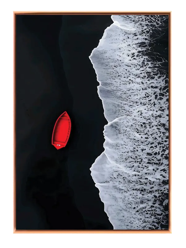 Rød Båd Ved Sort Strand Plakat