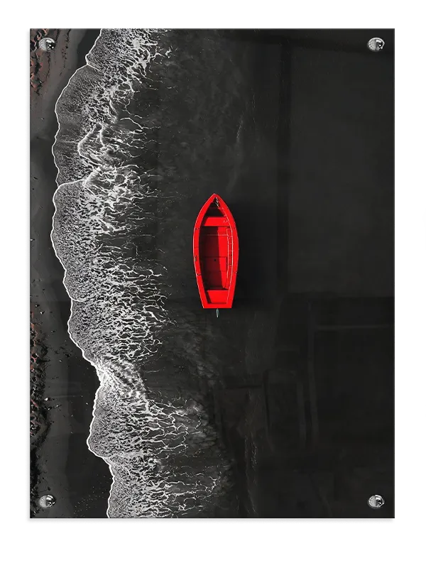 Rød Båd Ved Sort Strand Plakat