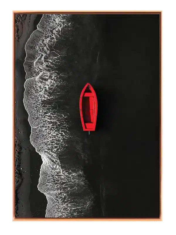 Rød Båd Ved Sort Strand Plakat